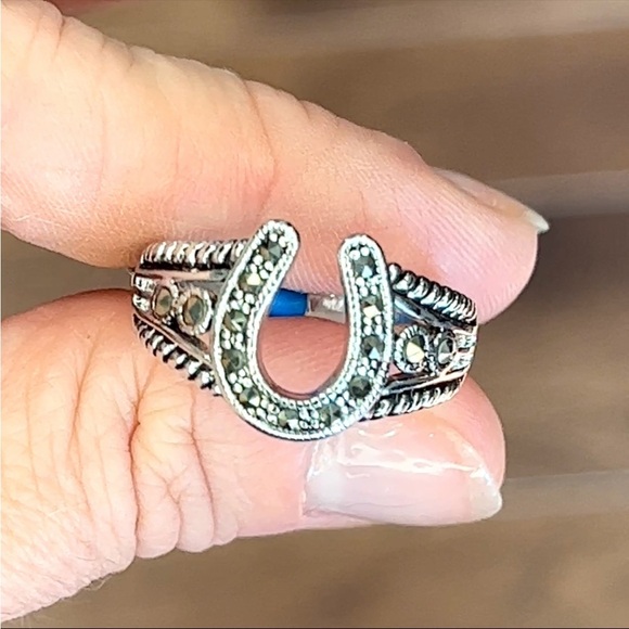 NWT Textured Horseshoe Luck Ring - Picture 1 of 2